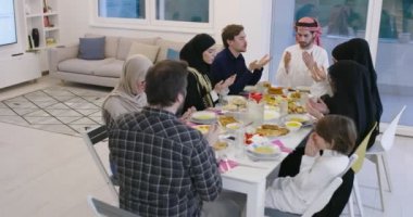 Mübarek Mübarek Müslümanlar iftar yemeğinden önce dua eder. Ramazan aylarında evde geleneksel yemekler yemek.. 