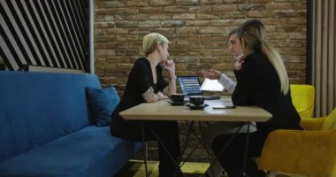 Bir grup genç iş adamı bir araya gelerek kafeteryada yaratıcı fikirleri tartıştılar.