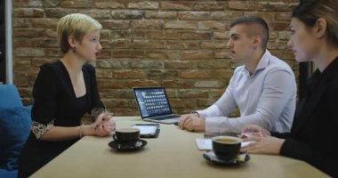 Bir grup genç iş adamı bir araya gelerek kafeteryada yaratıcı fikirleri tartıştılar.