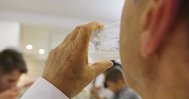Modern çok ırklı Müslüman aile evde ramazan ziyafetinde iftar yemeğinin tadını çıkarıyor.
