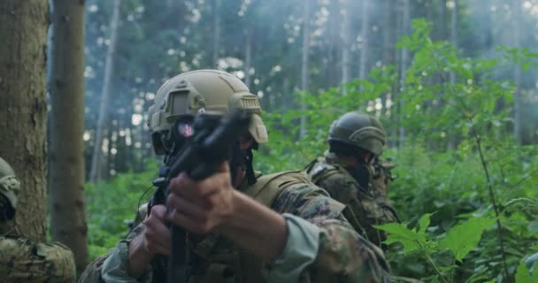 Fegyvereket tartó katonák, akiket sűrű erődökben támadtak meg nappal, teljes taktikai egységgel védve a bázist. — Stock videók