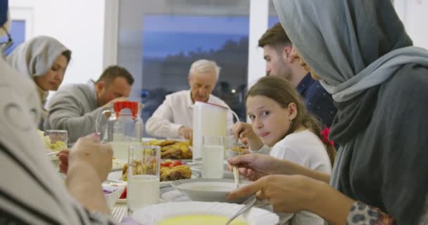 Moderna familia musulmana multiétnica disfrutando de cenar iftar juntos durante una fiesta de ramadán en casa — Vídeos de Stock