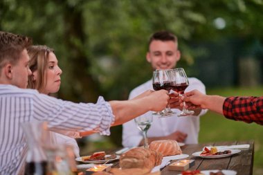 Yazın Fransız yemeği partisi.