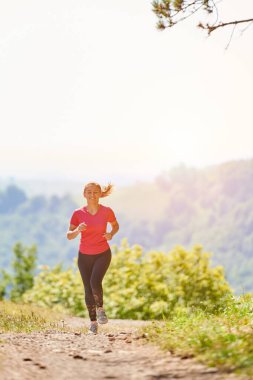 Kadınlar koşu yaparken sağlıklı bir hayat sürerler.
