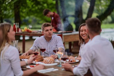 Arkadaşlar yaz tatilinde dışarıda piknik yapıyorlar.