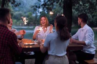 Yazın Fransız yemeği partisi.