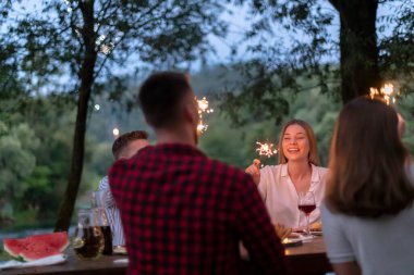 Yazın Fransız yemeği partisi.