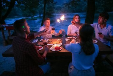 Yazın Fransız yemeği partisi.