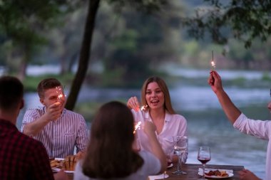 Yazın Fransız yemeği partisi.