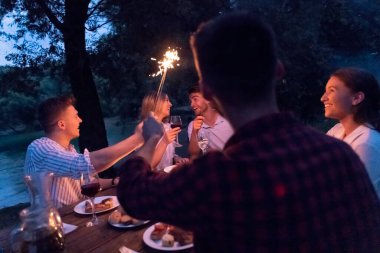 Yazın Fransız yemeği partisi.