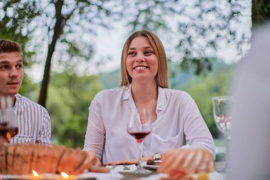 Yazın Fransız yemeği partisi.