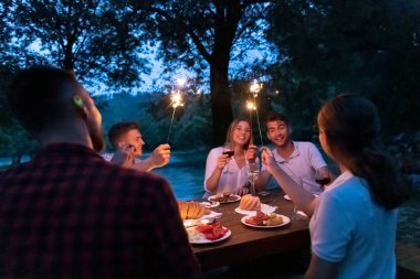 Yazın Fransız yemeği partisi.