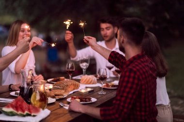 Yazın Fransız yemeği partisi.