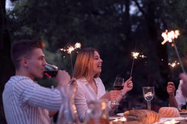 Yazın Fransız yemeği partisi.