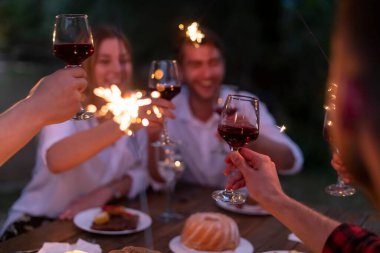 Yazın Fransız yemeği partisi.