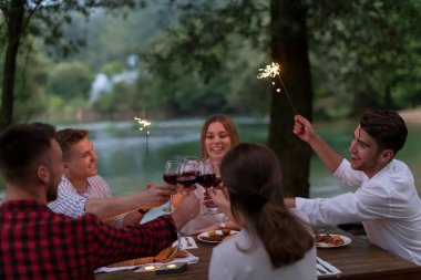 Yazın Fransız yemeği partisi.