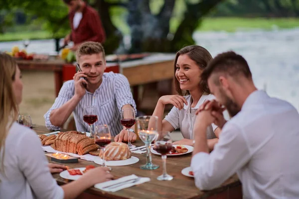 Arkadaşlar yaz tatilinde dışarıda piknik yapıyorlar.