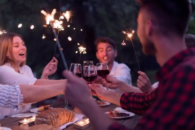 Yazın Fransız yemeği partisi.