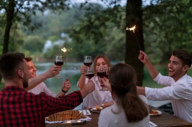 Yazın Fransız yemeği partisi.