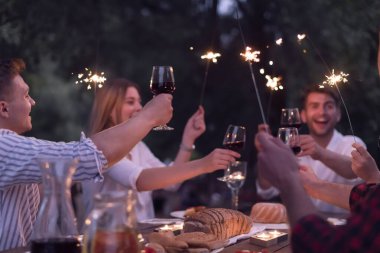 Yazın Fransız yemeği partisi.