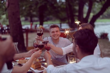 Yazın Fransız yemeği partisi.