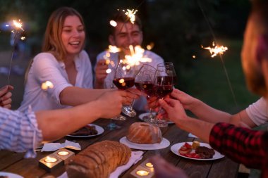 Yazın Fransız yemeği partisi.
