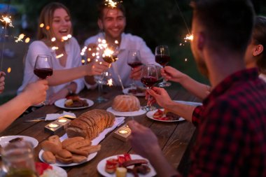 Yazın Fransız yemeği partisi.