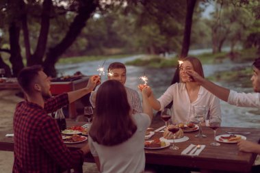Yazın Fransız yemeği partisi.