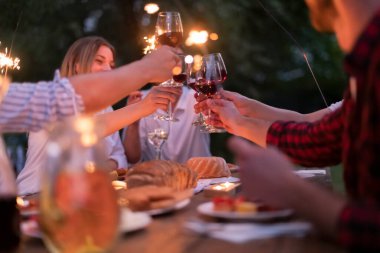 Yazın Fransız yemeği partisi.