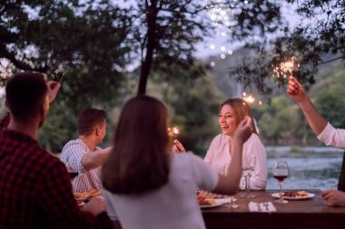 Yazın Fransız yemeği partisi.