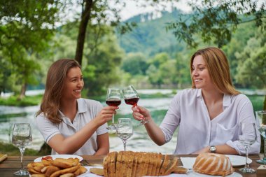 Kız arkadaşlar dışarıda piknik yapıyorlar.