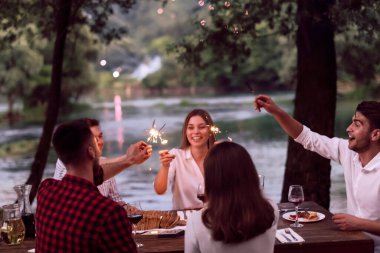 Yazın Fransız yemeği partisi.