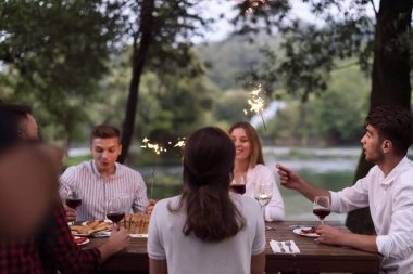 Yazın Fransız yemeği partisi.