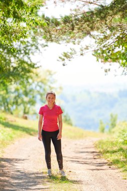 Kadınlar koşu yaparken sağlıklı bir hayat sürerler.