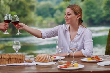 Kız arkadaşlar dışarıda piknik yapıyorlar.