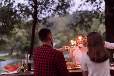 Yazın Fransız yemeği partisi.