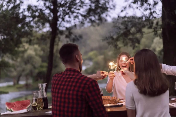 Yazın Fransız yemeği partisi.