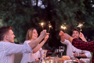 Yazın Fransız yemeği partisi.