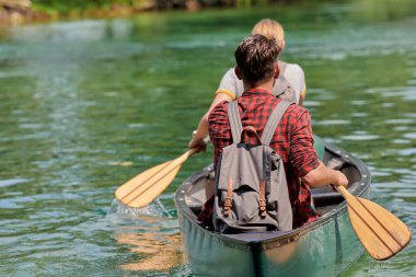 Arkadaşlar vahşi bir nehirde kano yapıyorlar.