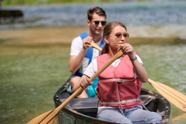 Arkadaşlar vahşi bir nehirde kano yapıyorlar.
