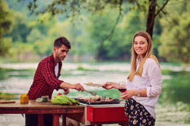 Fransız akşam yemeği partisi için lezzetli yemekler pişiren adam.