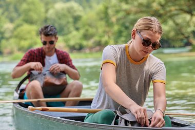 Arkadaşlar vahşi bir nehirde kano yapıyorlar.