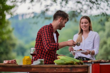 Arkadaşlar yaz tatilinde dışarıda piknik yapıyorlar.