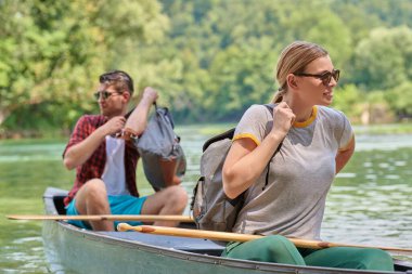 Arkadaşlar vahşi bir nehirde kano yapıyorlar.