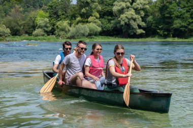 Grup maceraperest arkadaşları vahşi bir nehirde kano gezintisine çıktılar.