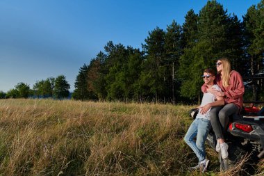 Çiftler güzel güneşli bir günün tadını çıkarırken bir off-road arabası sürüyorlar.