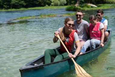 Grup maceraperest arkadaşları vahşi bir nehirde kano gezintisine çıktılar.