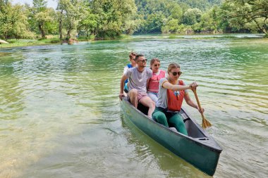 Grup maceraperest arkadaşları vahşi bir nehirde kano gezintisine çıktılar.