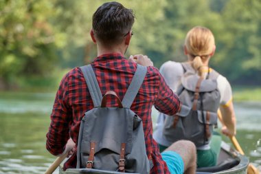 Arkadaşlar vahşi bir nehirde kano yapıyorlar.