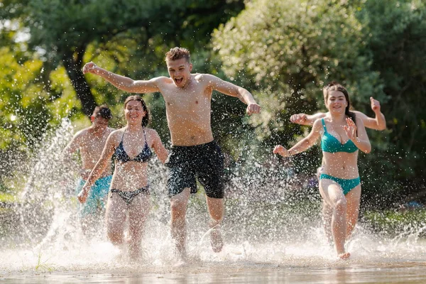 Bir grup mutlu arkadaş nehirde eğleniyor.